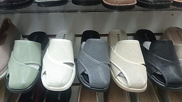 Кроссовки и спортивная обувь: Белые женские кроссовки с перфорацией и шнуровкой. Модель имеет — 17