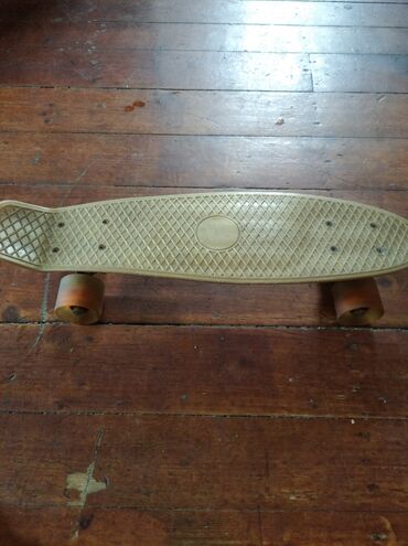 Палатки: Ağ rəngli, təkərləri narıncı rəngdə olan bu skeytbord Pennyboard tipli