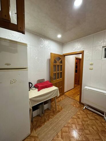 Uzunmüddətli kirayə mənzillər: Inşaatçılar metrosu düz çıxışında 5 mərtəbəli binanın 1-ci mərtəbəsi — 5