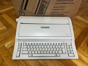 Stari uređaji: *** SUPER AKCIJA *** #2782 Elektronska pisaća mašina Optima SP 24; — 2