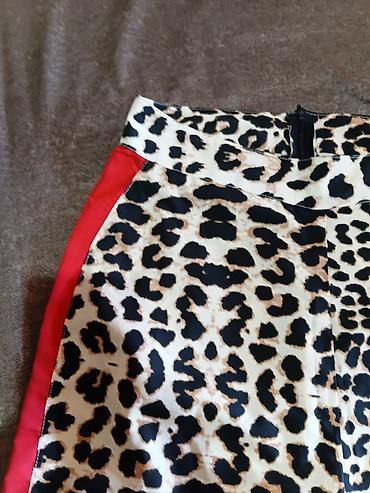 Ženske pantalone sa leopard printom i crvenim bočnim trakama - Model — 5