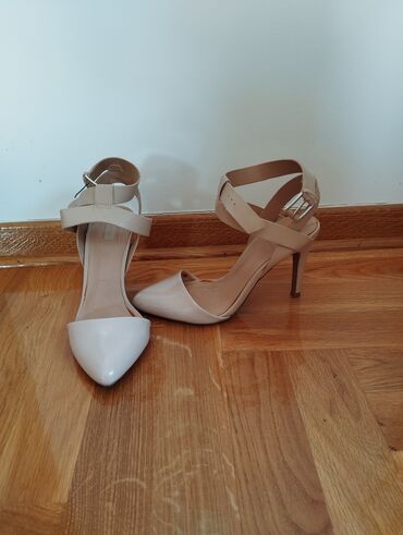 tamaris salonke crne: Pumps, Stradivarius, 37