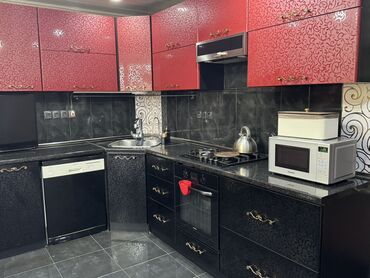 hamam mebelleri: Qırmızı və qara rənglərdə olan bu mətbəx mebeli dəsti, müasir dizaynı