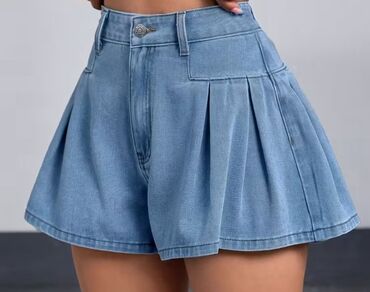 Şortlar: Piləli dizaynı və rahat kəsimi ilə qadınlar üçün jeans şort. Bu şort