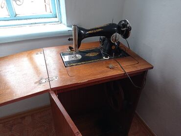 советские швейные машинки: Продам швейную машинку .Цена 3000с