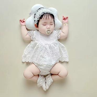 Верхняя одежда: Детская одежда: белое хлопк.нарядное платье с ободочком и носочками на — 2