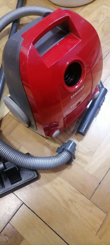 Klasični usisivači: Usisivač SAMSUNG 1600w na papirnu kesu kompletan dobar. Dobro vuče — 10