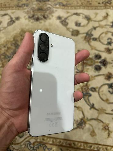 google pixel 6 pro ekran: Smartfon – tam ekranlı dizayn, mərkəzi “punch‑hole” ön kamera kəsiyi - — 7