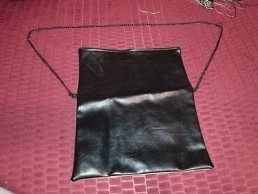 zenska kozna torba trendy: Crno zlatna pismo torba sa lancem preko ramena. Jednom korištena. Za