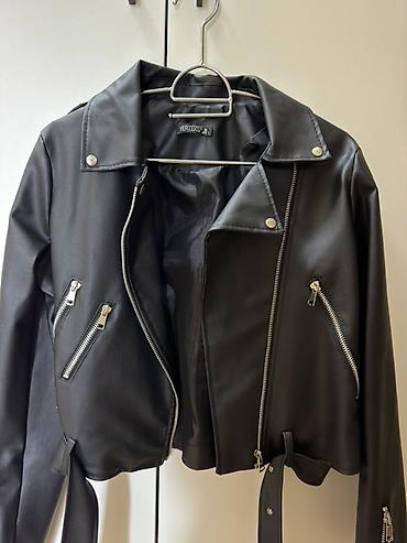 Qadınlar üçün qara rəngli biker üslublu eko‑dəri gödəkçə. - Brend