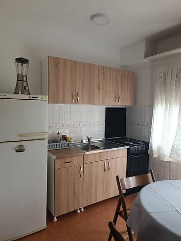 prodajem kuću za 3.000 evra prodaja kuća do 5000 eura: Izdajem renoviran 1.0 stan u Paviljonima, 35 m2. 2/5, pogled na park — 3