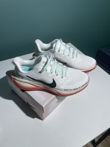 беговые красовки: Кроссовки для бега Nike Air Zoom (надпись на мыске: “NO HUMAN IS