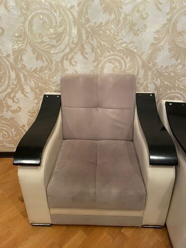 Divan və kreslo dəstləri: Divan və iki kreslo . Hamsı bazalı və həmsı acılıb kravat olur SUPER