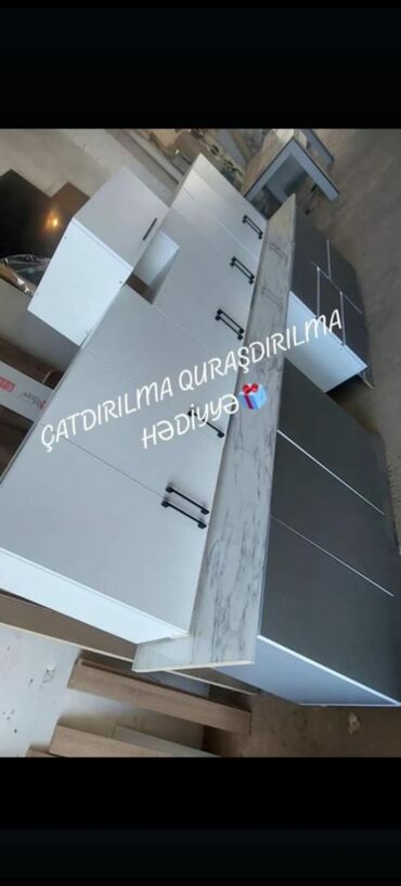 Mətbəx mebeli: Mətbəx mebeli dəsti müasir dizaynda. Ağ və boz rənglərin kombinasiyası