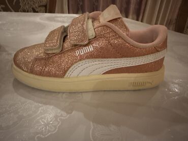 детские вещи из плюшевой пряжи: Детские кроссовки Puma, украшенные блестками, подходят для