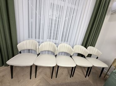 продажа стульев для кухни: Комплект из 5 обеденных стульев в современном стиле. - Обивка: мягкая
