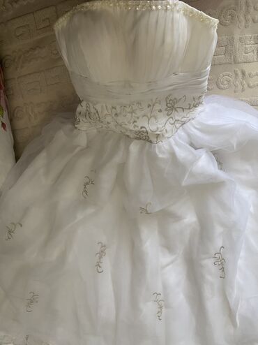 Toy paltarları: Ağ gəlinlik – straplez, A-kəsimli, uzun quyruqlu model. - Üst hissə — 9