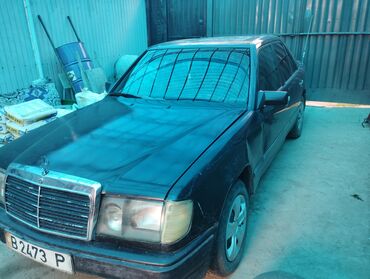 авто лизинг рассрочка: Классический седан Mercedes-Benz W124 черного цвета. Автомобиль
