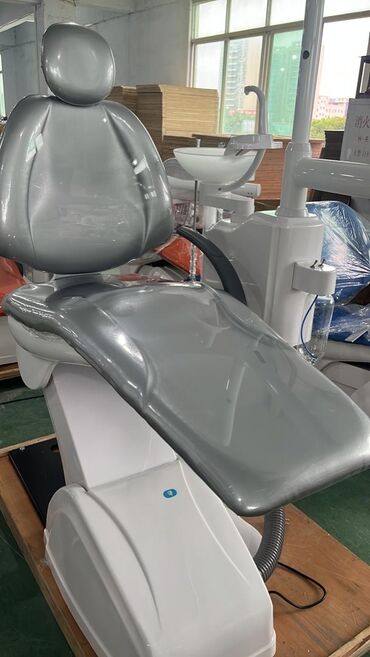 Медицинское оборудование: Стоматологическое кресло новые с упаковки . В комплекте скейлер