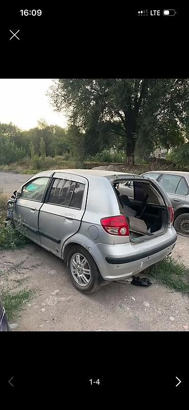 Автомобиль хэтчбек серебристого цвета (5 дверей), на легкосплавных