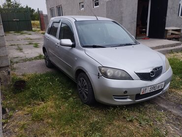 стрим 2007: Автомобиль Mazda Demio серебристого цвета. Компактный хэтчбек с