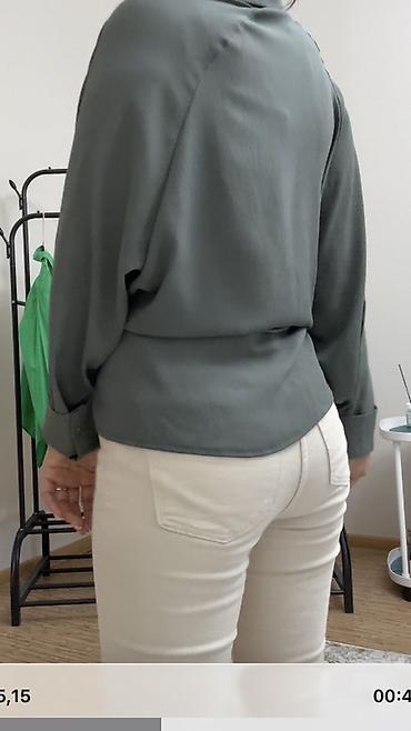 Блузки: - Универсальная база: сочетается с лонгсливами, свитерами и рубашками — 10