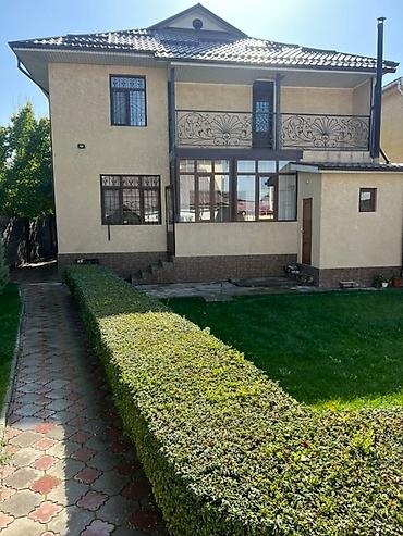 Продажа коттеджей и домов: Просторный двухэтажный дом с ухоженным зеленым участком. - — 29