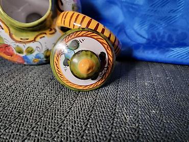 Ostali antikviteti: Cajnik Deruta majolika oblik Aladinove lampe Italija iz 70ih godina na lalafo.rs — 14 Ostali antikviteti: Cajnik Deruta majolika oblik Aladinove lampe Italija iz 70ih godina — 14