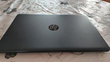 Noutbuk və netbuklar: HP brendinin qara rəngli noutbuku. Üst hissəsində HP loqosu yerləşir