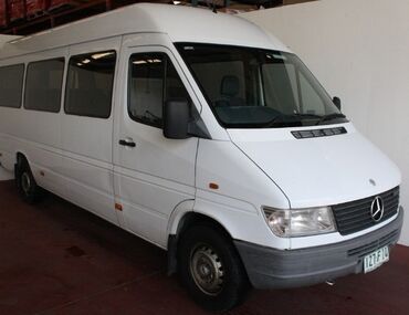 Radiatorlar: Mercedes Sprinter 313 yük yerinin gövdəsi ağ rəngdədir və sərnişin