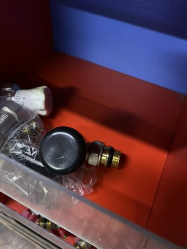 шестигранник: Ручной воздухоотводчик (кран Маевского) для радиаторов отопления. -