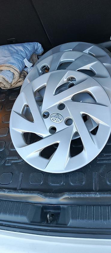 kalpak 15: Toyota orijinal təkər kapakları (4 ədəd) - Rəng: gümüş - Material — 2