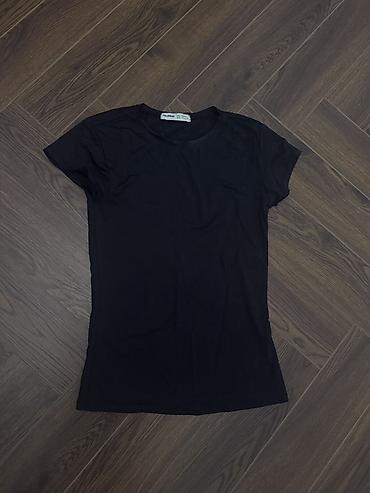 pull and bear az: Pull&Bear qara T‑shirt - Model: Klassik qısaqoll T‑shirt - Rəng — 1