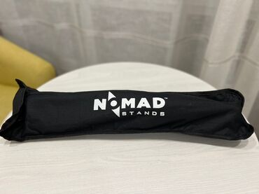микрофон профессиональный: Портативный пюпитр Nomad Stands черного цвета с треногой обеспечивает