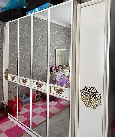 embawood dolablar: Ağ-qızılı dekorlu yataq otağı mebel dəsti Tərkibi: - Böyük paltar — 2
