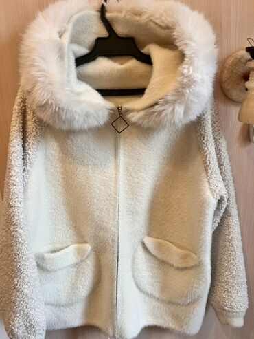 длинное трикотажное платье с капюшоном: Женская тёплая куртка-кофта из мягкого «меха» белого цвета - Капюшон