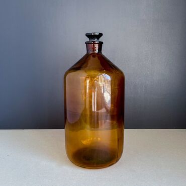 срочно продаю в связи с переездом: Бутыль коричневый янтарное стекло советский с притертой крышкой. объем