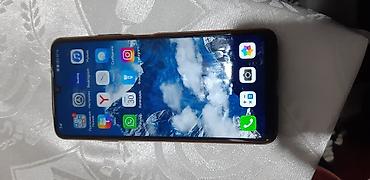 Смартфон Huawei (зеленый цвет корпуса) с большим безрамочным экраном и