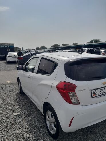 бампер шевроле спарк: Белый хэтчбек Chevrolet Spark, предназначенный для городской езды