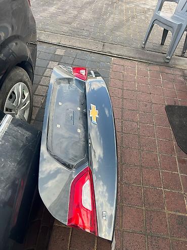 şevrolet bakı: Chevrolet Malibu markalı avtomobilin arxa baqaj qapısı. Boz rəngdədir — 2