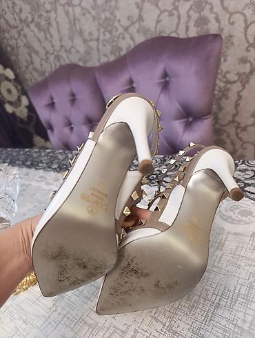 закрытые туфли: Valentino Garavani Rockstud ayaqqabıları - Model: Rockstud T-strap — 3