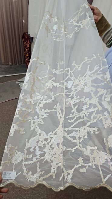 Pərdə və tüllər: Ağ rəngli, zərif güllü naxışlarla bəzədilmiş tül pərdə. Yüngül və — 5