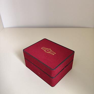 16 sadə: Qadın qol saatı – kvadrat korpuslu, qırmızı rəng konsepti - Brend — 5