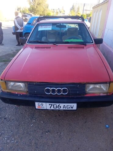дом на калеса: Красный седан Audi с классическим дизайном, который включает