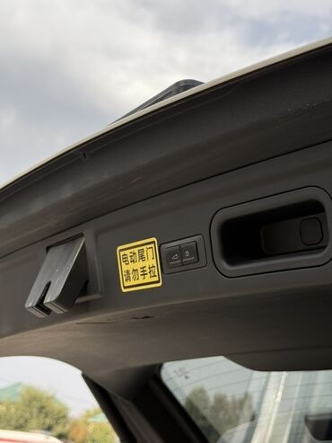 Другие автомобили: Электромобиль-кроссовер (компактный SUV), белый цвет кузова. Основные — 17