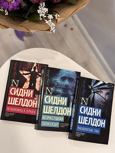 ты стенд: Rus dilində bədii və qeyri-bədii kitablar. Hərəsi 10azn/ Каждая книга — 3