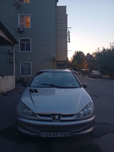 фольксваген поло новый кузов комплектации и цены: Peugeot 206 – gümüş rəngli, 4 qapılı hetçbek. Xarici: - Kompakt və