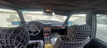 мерседес панорама: Mercedes-Benz E‑Class W124 sedan (təxminən 1985–1995 istehsalı). Qara — 2