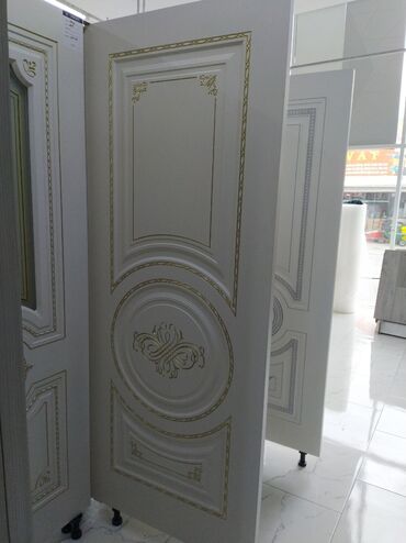 şpon nedir: Klassik üslubda qapı paneli - Rəng: ağ (ivory tonlarda), qızılı