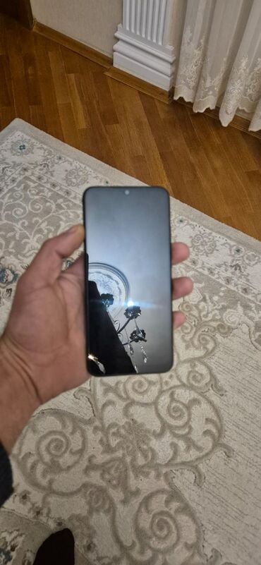 Redmi: Super vezyetde di 2 ci tel kimi istifadə olunub eziyi ciziqi donmaqi — 1